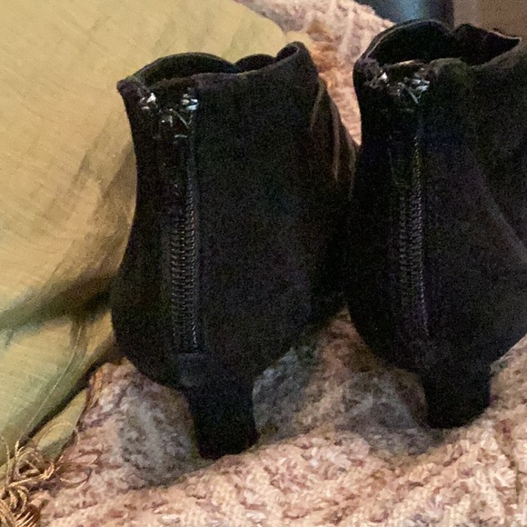 Rockport Black leather suede cut-outs kitty heel zipper in back pointed toes. 7 - Picture 5 of 6